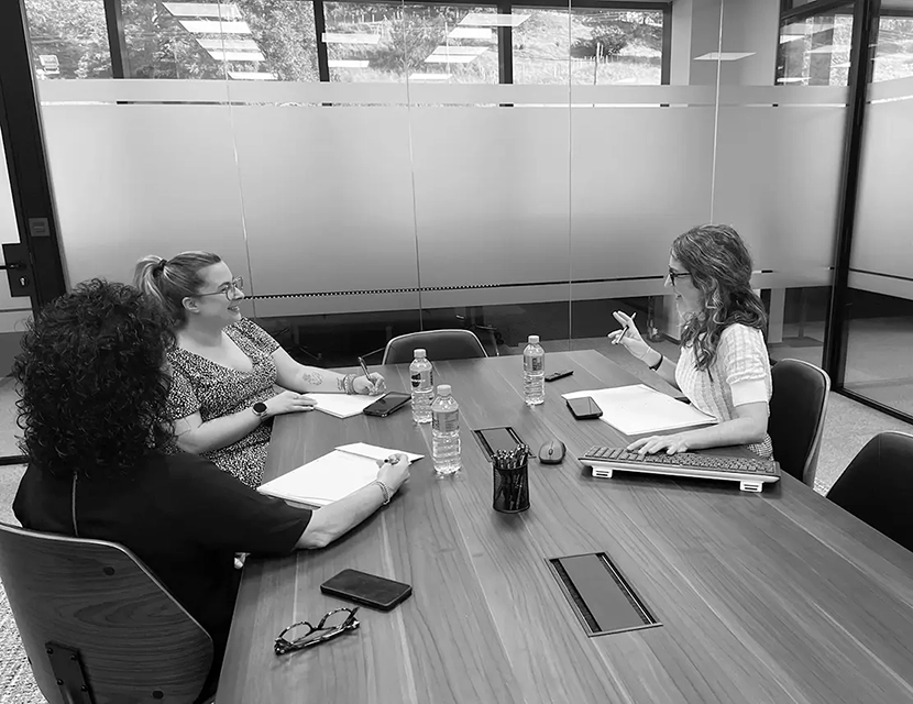 Equipo de Belpack trabajando juntos en reunión.